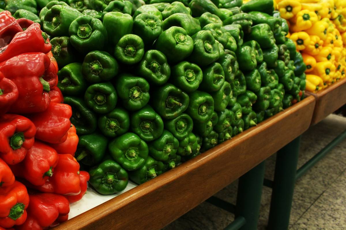 Comparison graphic showing unhealthy diet cycle vs. BistroMD's sustainable approach