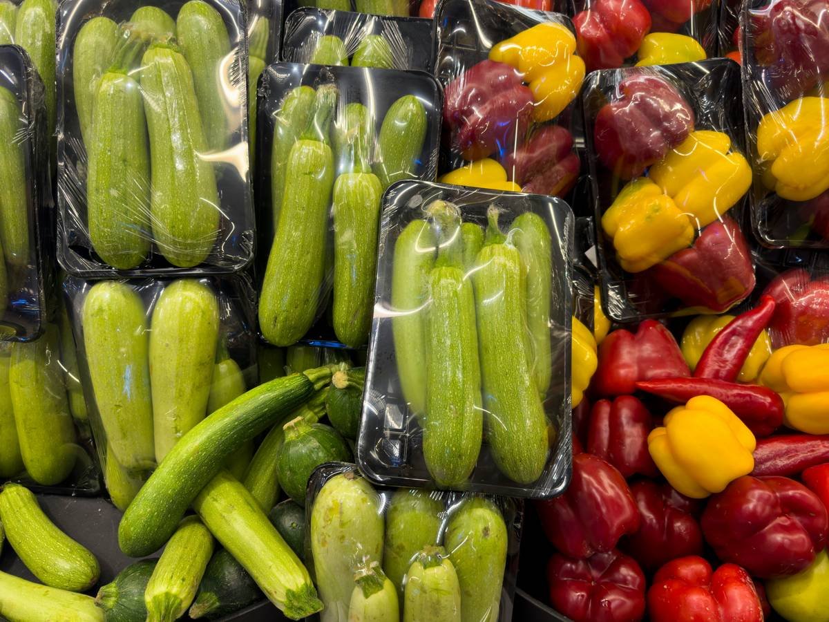 Infographic comparing average home-cooked meal macros vs. BistroMD entrée: BistroMD averages 45g protein, 35g carbs, 12g fat per meal; home meals vary widely and often lack protein balance.