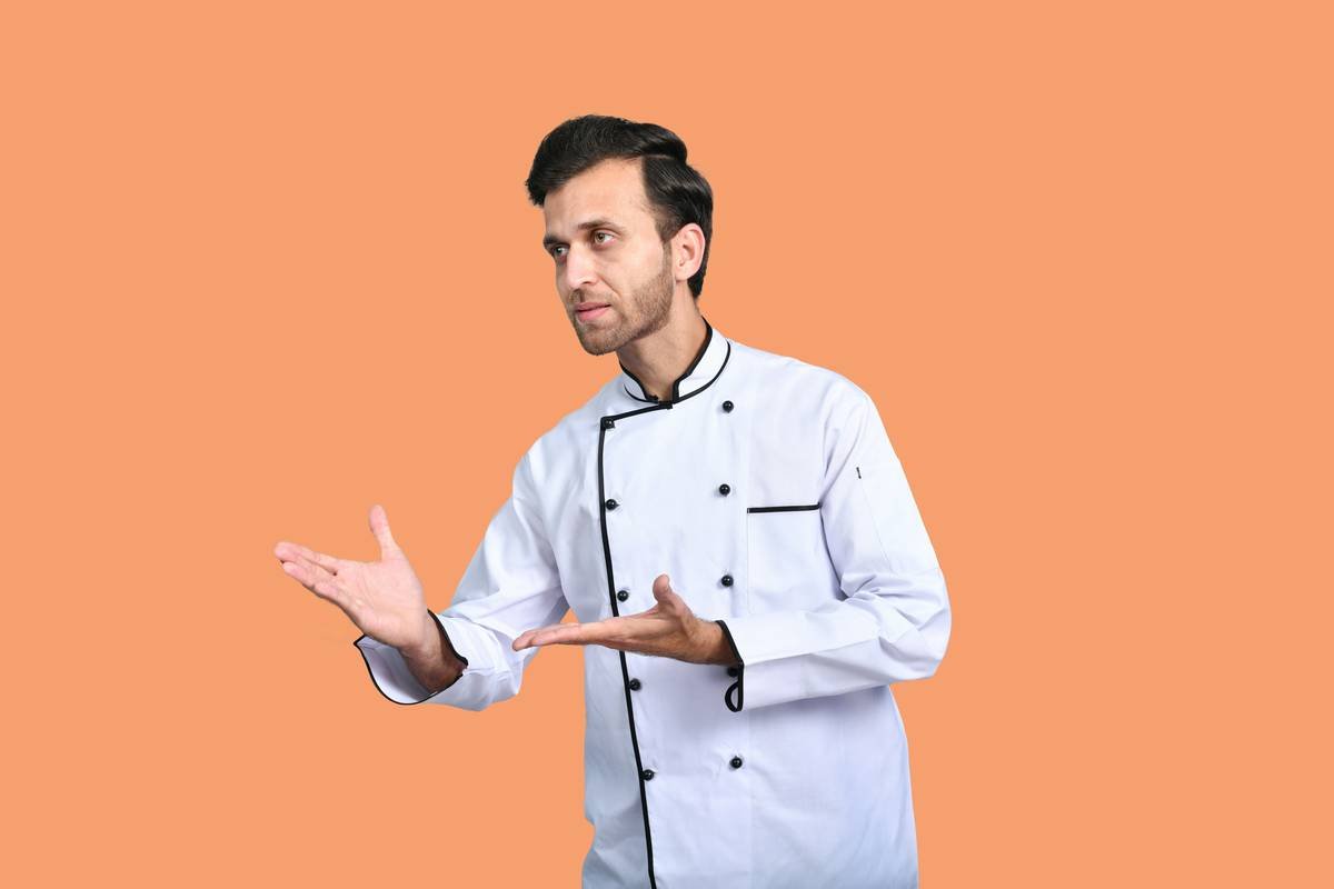 Infographic comparing true science-based meal delivery (BistroMD) vs. generic competitors showing credentials, macro accuracy, and clinical backing