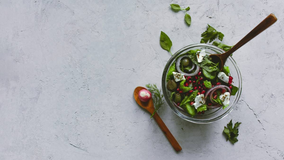 Infographic showing BistroMD low-carb meal macros: 30g net carbs, 30-35g protein, 1200-1400 calories daily