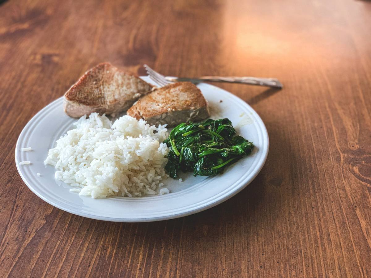 Side-by-side image showing actual vs. perceived portion sizes for common foods like pasta, nuts, and olive oil