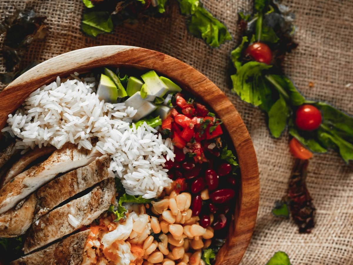 Bar chart comparing macronutrient accuracy and glycemic load between BistroMD and 3 mainstream meal kits