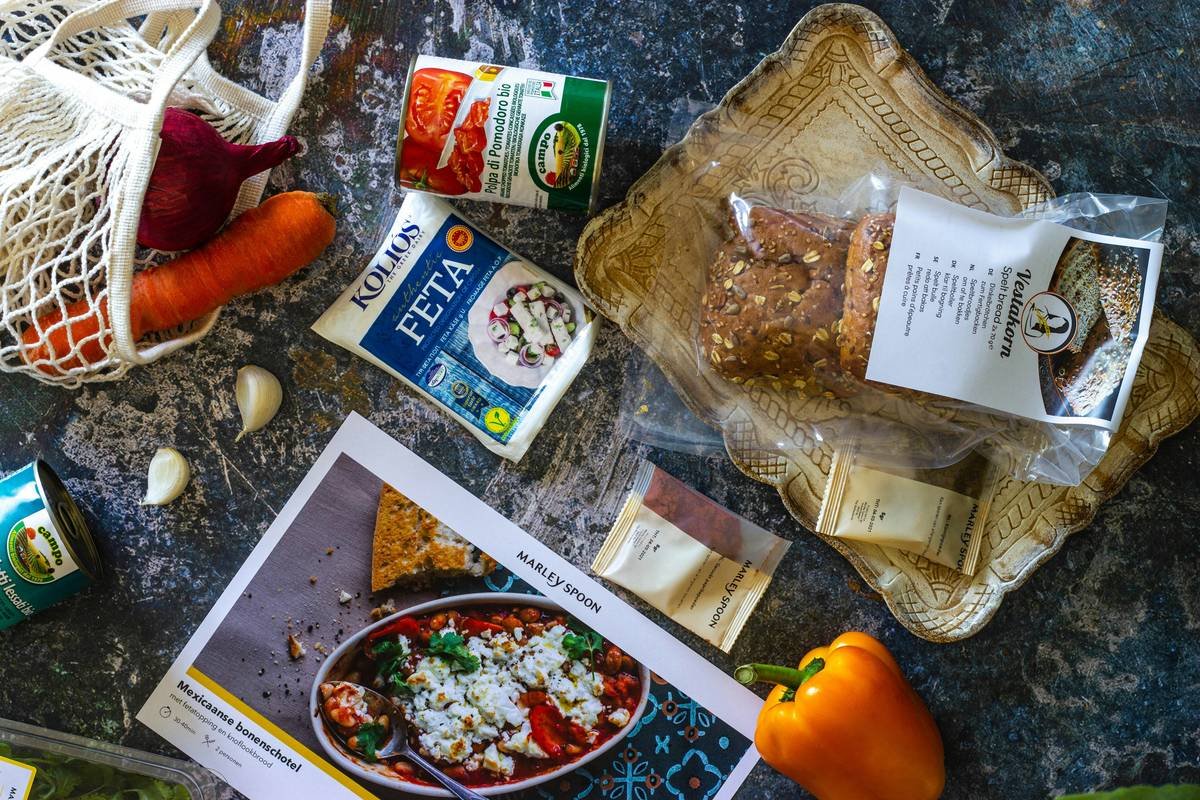 Infographic comparing BistroMD meals vs. standard frozen dinners: lower sodium, higher protein, no artificial preservatives