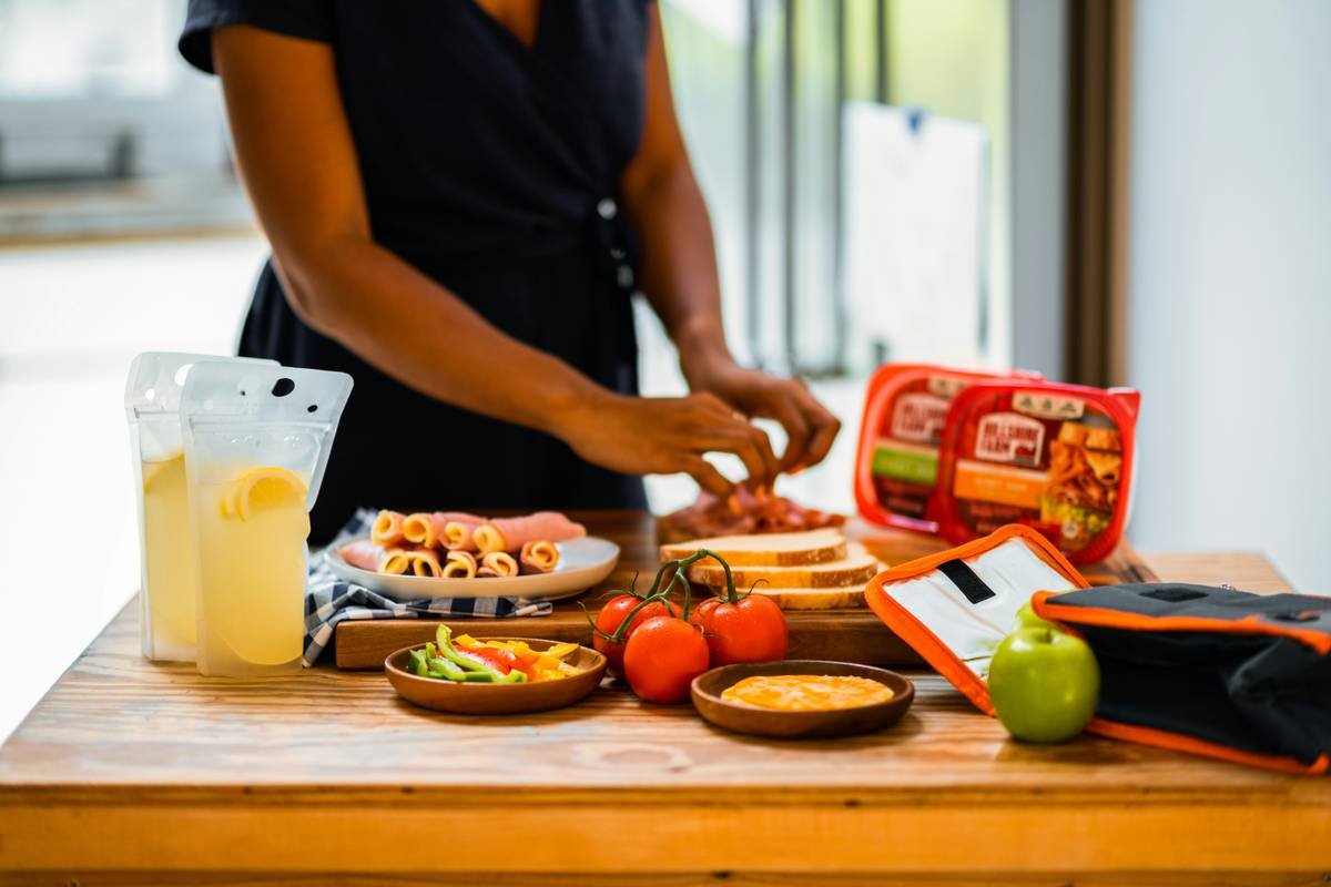 Infographic comparing medically supervised meal delivery vs. generic meal kits across protein quality, sodium levels, carb control, and clinical oversight