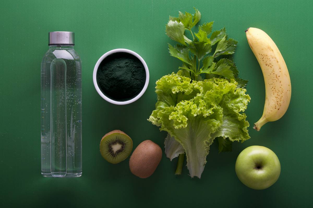 Infographic comparing nutritional profiles: medical expert designed meals vs. generic meal kits show lower net carbs, higher protein, and no added sugars in clinical meals