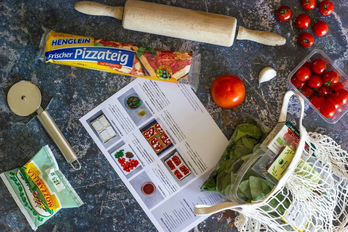 Bar chart comparing average cost per serving of top 6 meal kit delivery services in 2024, showing HelloFresh at $9.50, Daily Harvest at $7.99 frozen bowls, and ModifyHealth at $12.80 for medically tailored meals