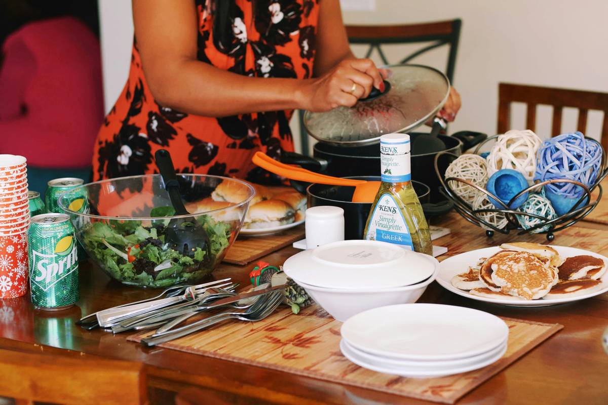 Bar chart showing 68% of meal kit users report less food waste and 52% spend under 30 minutes cooking