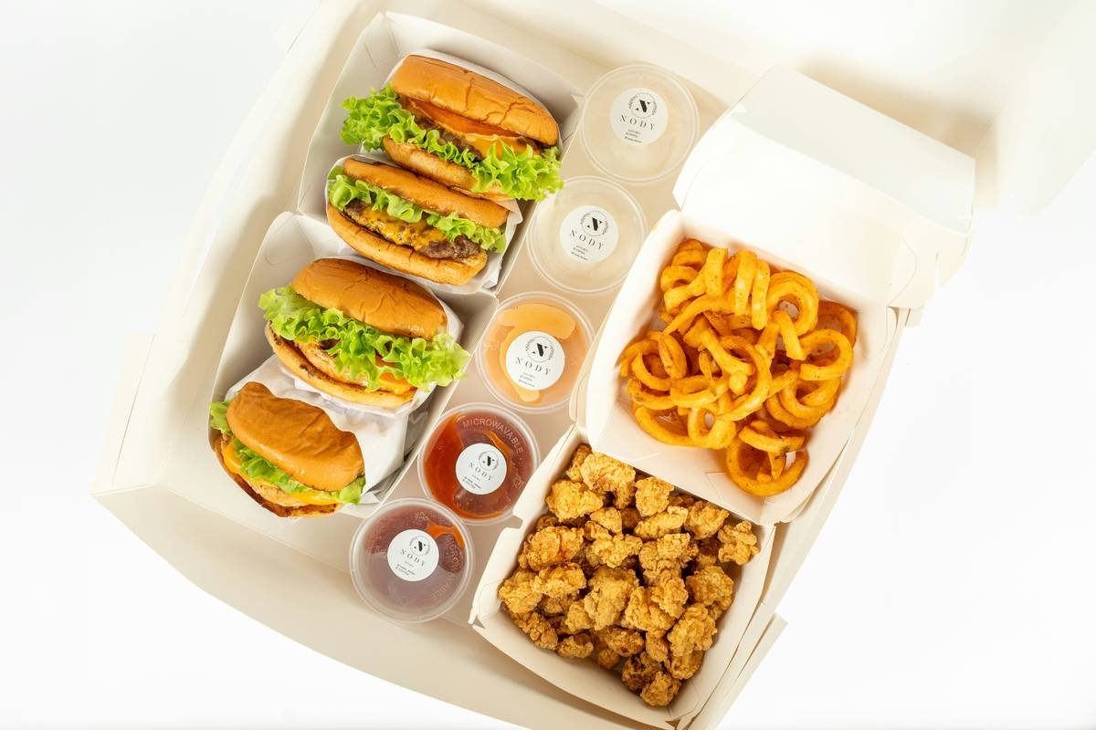 Bar chart showing U.S. meal kit market growth from 2020 to 2024, peaking at $15.8B in 2024 per Statista data
