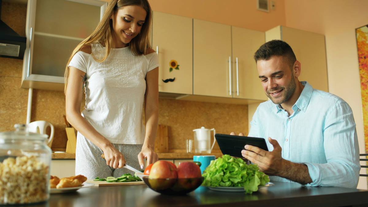 Comparison chart of 6 popular meal kit services showing prep time, price per serving, dietary options, and sustainability ratings