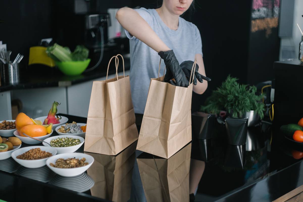 Infographic comparing meal kits (ingredients + recipes, require cooking) vs meal delivery (fully prepared, ready-to-eat)