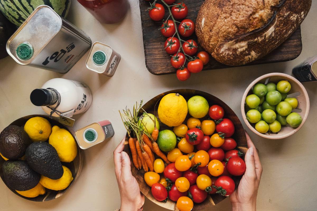 Infographic showing 30-40% of U.S. food is wasted; meal planners waste 25% less