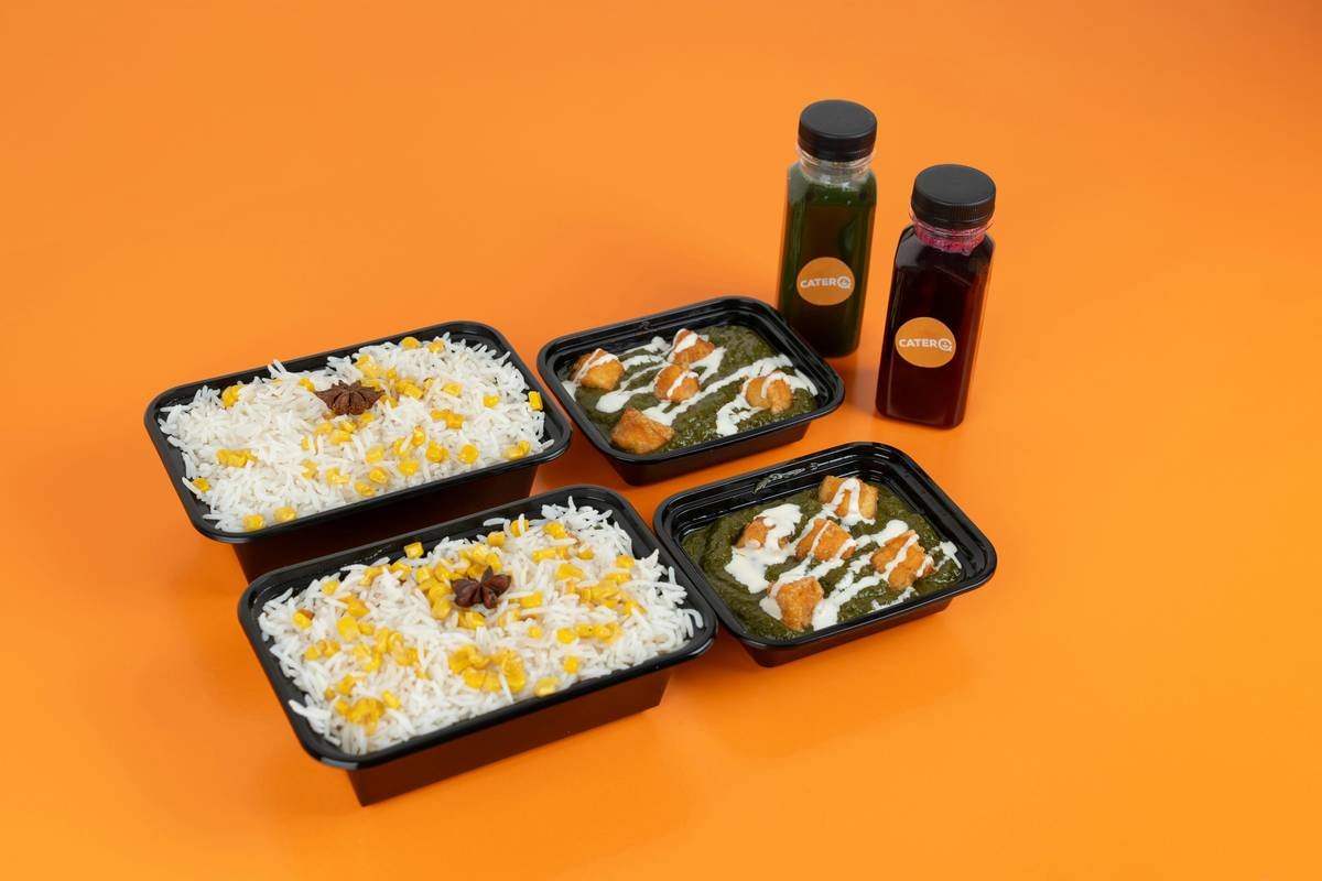 Infographic showing 6 types of meal kits: DIY ingredient kits, fully prepared meals, diet-specific kits, family-focused kits, gourmet/solo kits, and budget/value kits—with key differences in prep time, price, and target user.