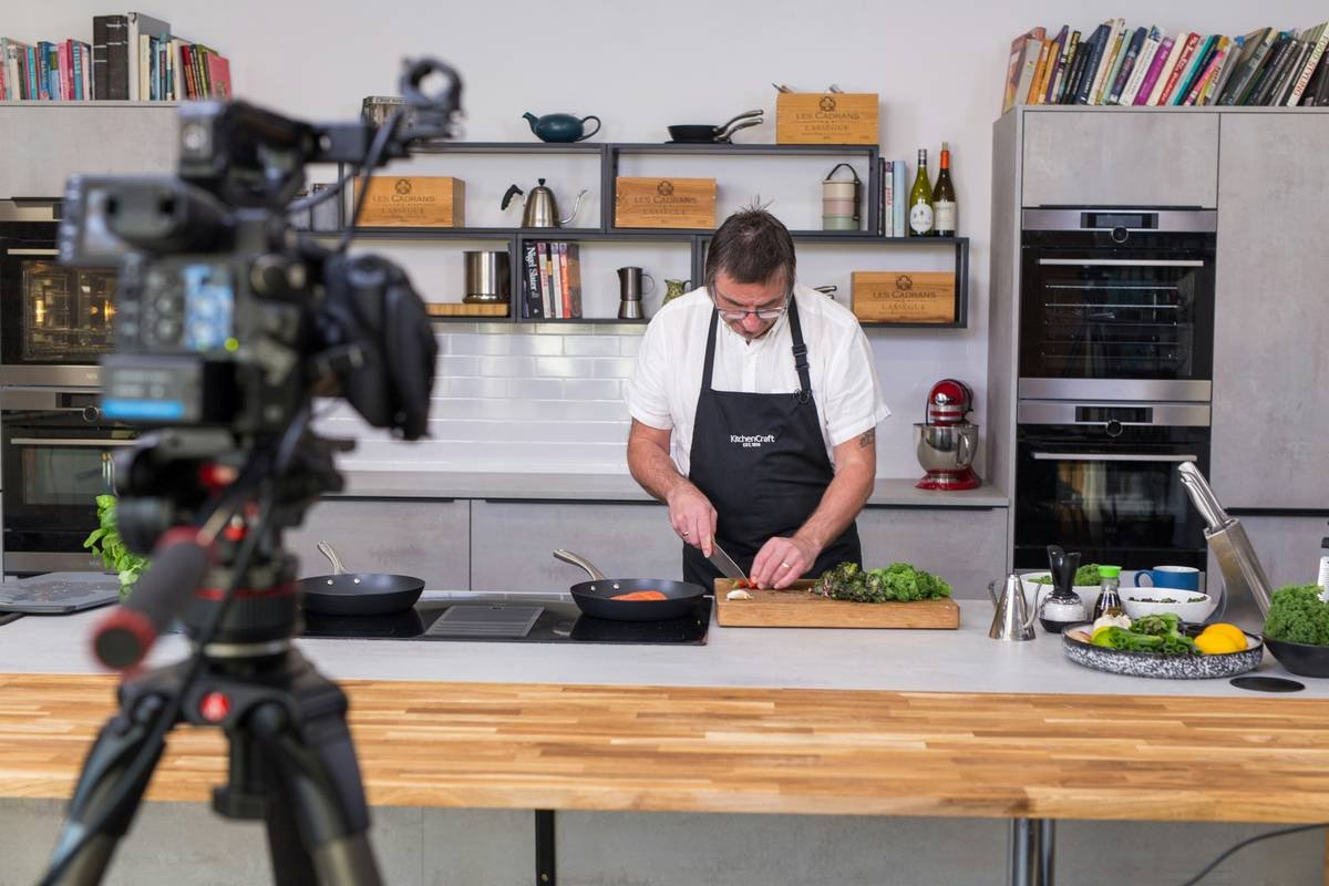 Visual guide showing meal kit cooking difficulty levels from beginner to expert with labeled kitchen tools