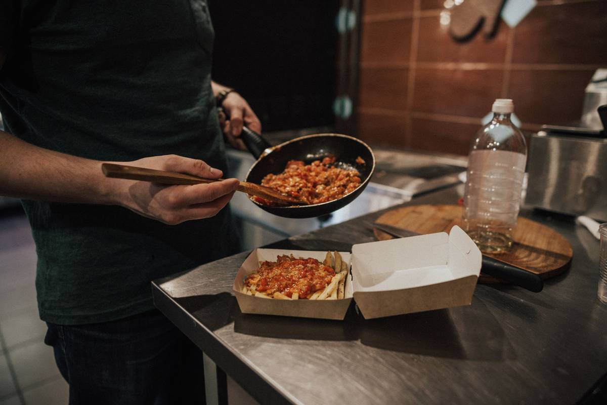 Bar chart comparing meal kits vs takeout across cost per serving, sodium content, prep time, and packaging waste