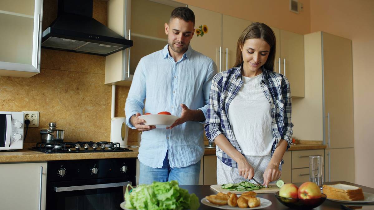 Comparison of grocery haul vs meal delivery box in sustainable meal planning routine