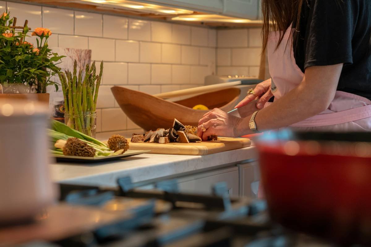 Side-by-side comparison of meal kit cooking difficulty levels showing ingredient prep and cookware needed